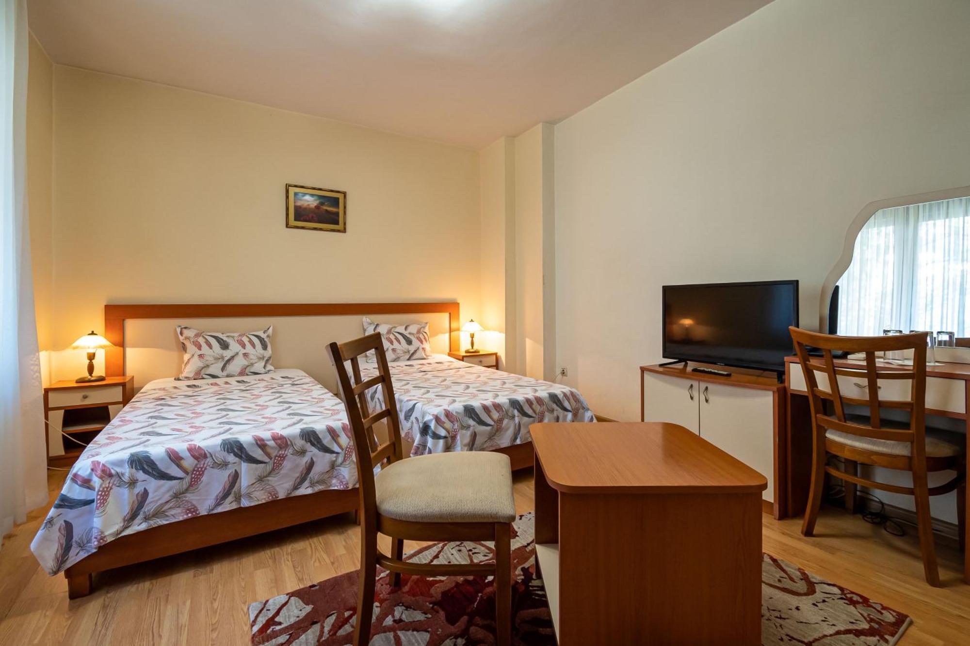 Primavera 1 Hotel Pazardzhik Buitenkant foto