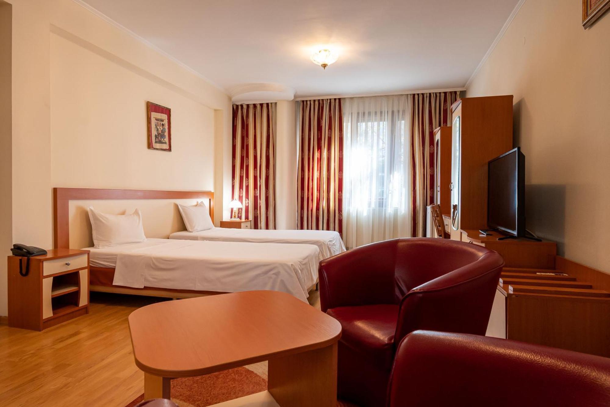 Primavera 1 Hotel Pazardzhik Buitenkant foto